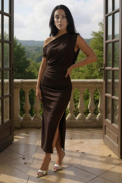Vestido midi drapeado y hombros descubiertos