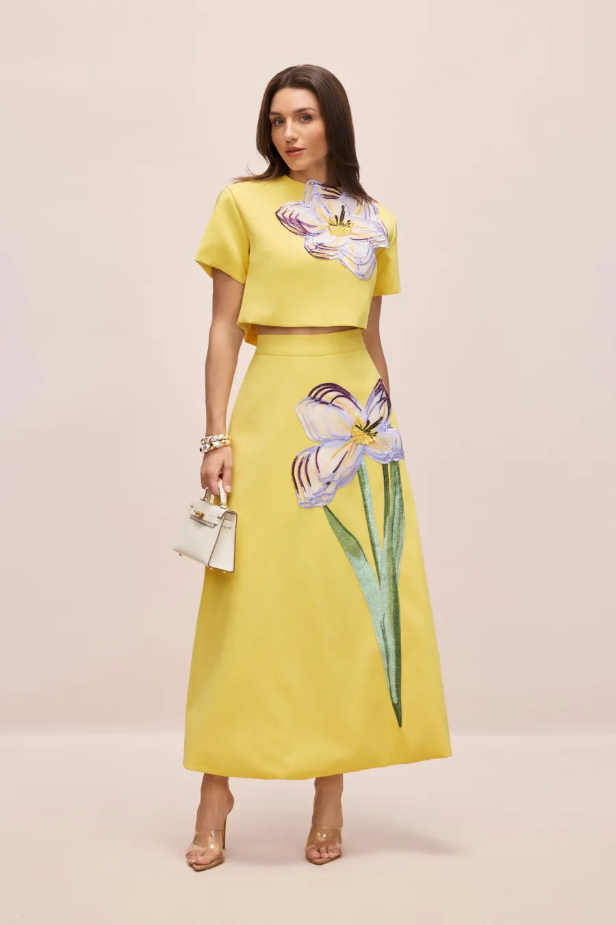 Conjunto de Top de Manga Corta con Apliques Florales Angelica y Falda