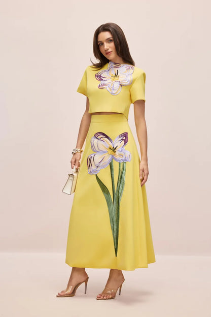 Conjunto de Top de Manga Corta con Apliques Florales Angelica y Falda