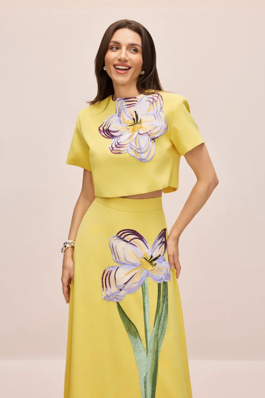 Conjunto de Top de Manga Corta con Apliques Florales Angelica y Falda