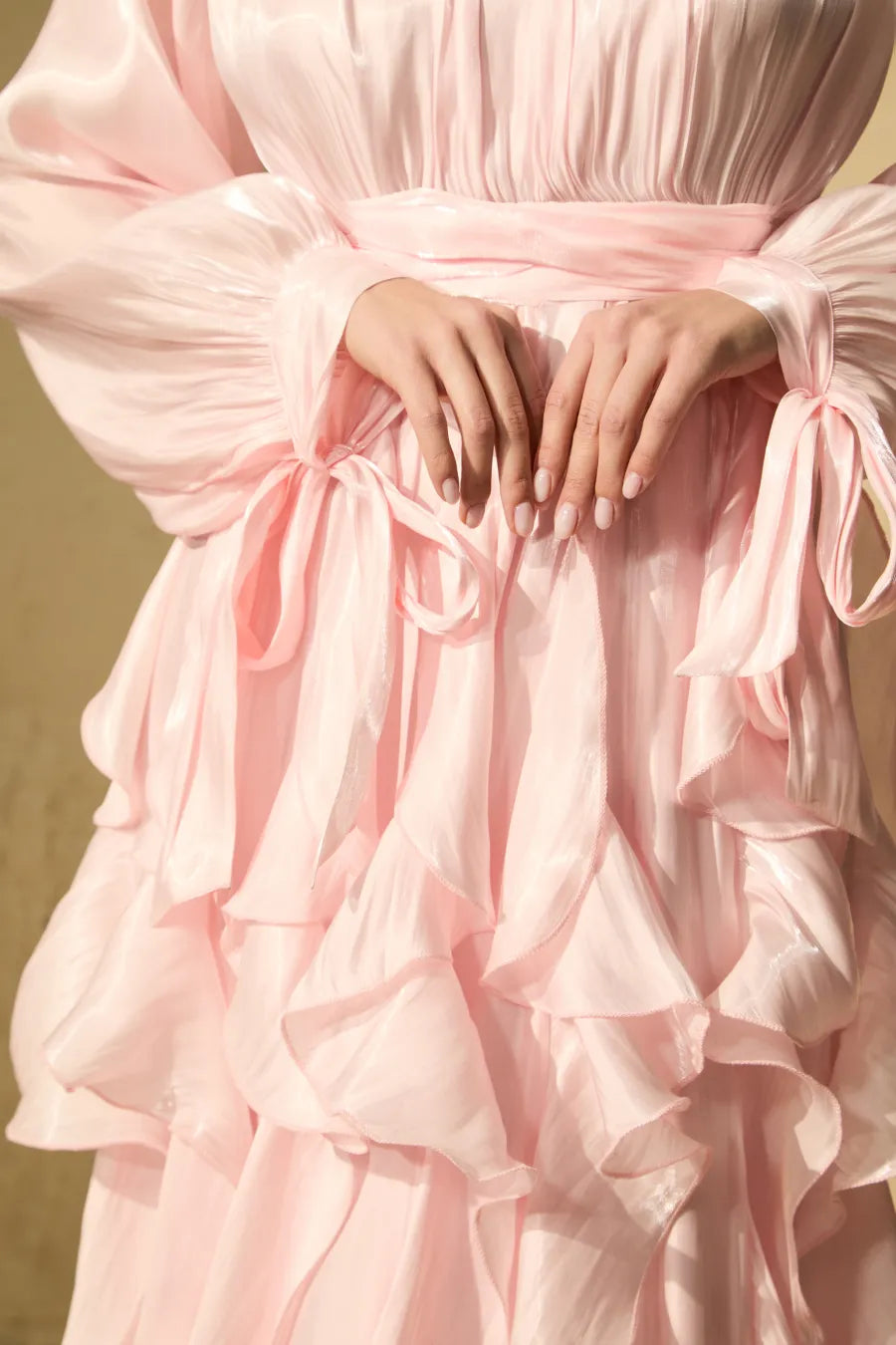 Vestido largo Estella con mangas abullonadas y ribete de volantes