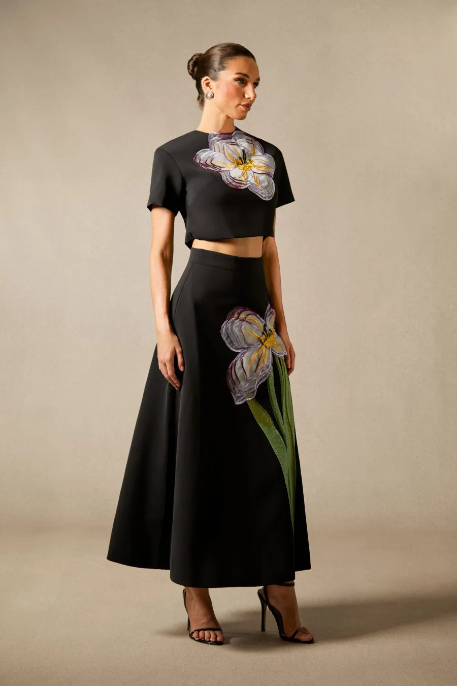 Conjunto de Top de Manga Corta con Apliques Florales Angelica y Falda