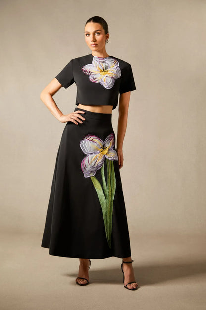 Conjunto de Top de Manga Corta con Apliques Florales Angelica y Falda