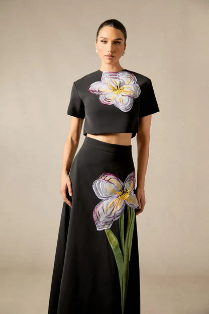 Conjunto de Top de Manga Corta con Apliques Florales Angelica y Falda
