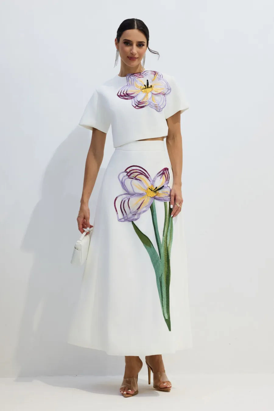 Conjunto de Top de Manga Corta con Apliques Florales Angelica y Falda
