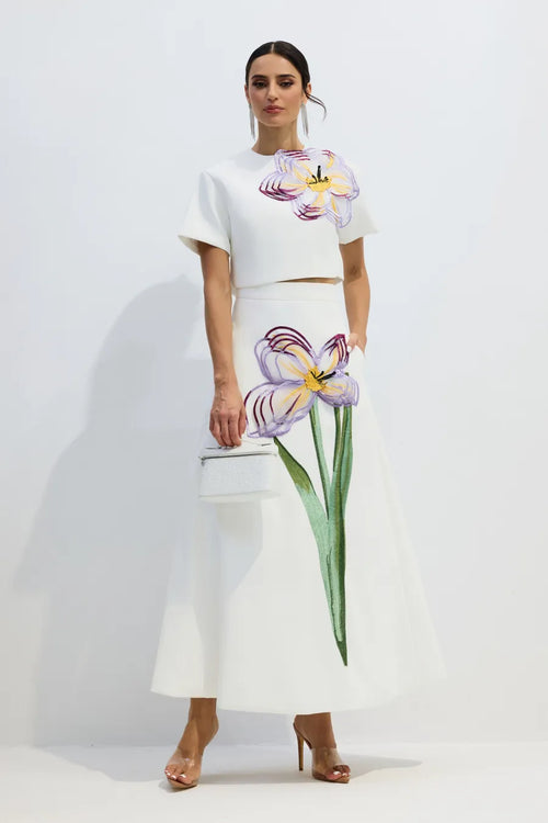 Conjunto de Top de Manga Corta con Apliques Florales Angelica y Falda