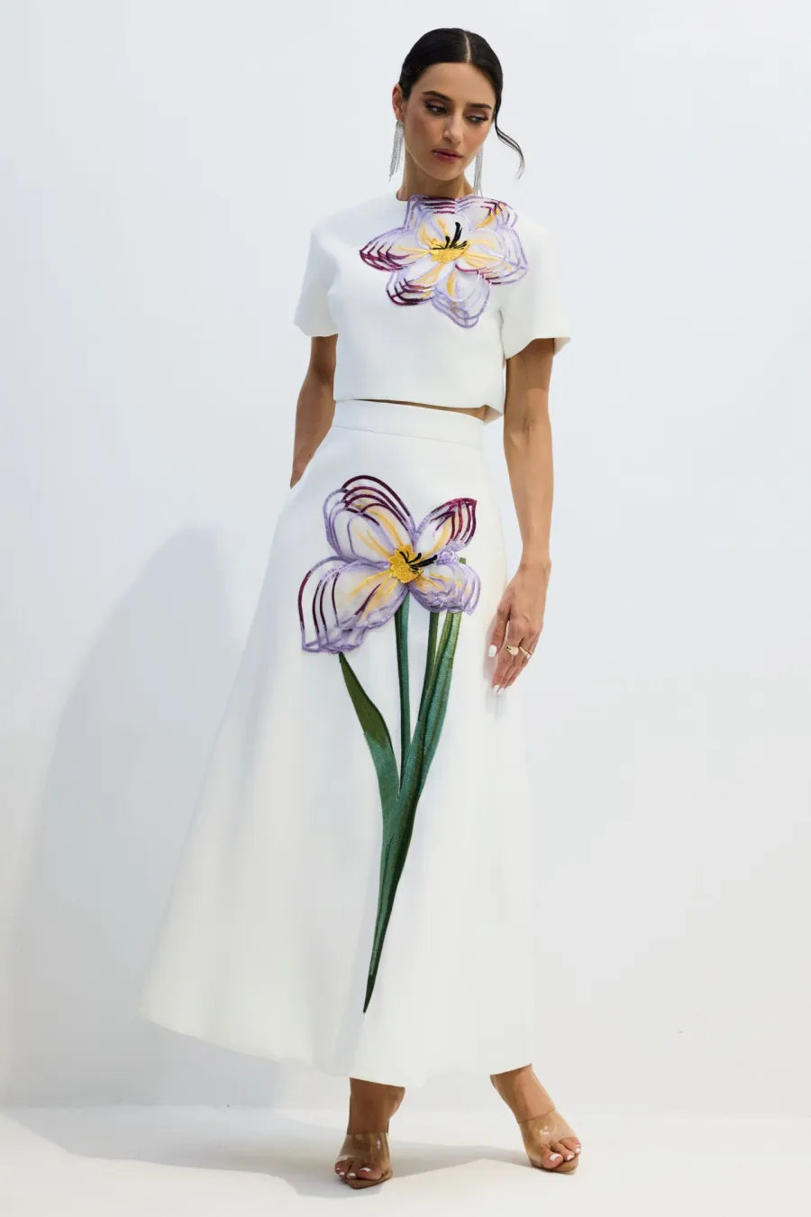 Conjunto de Top de Manga Corta con Apliques Florales Angelica y Falda