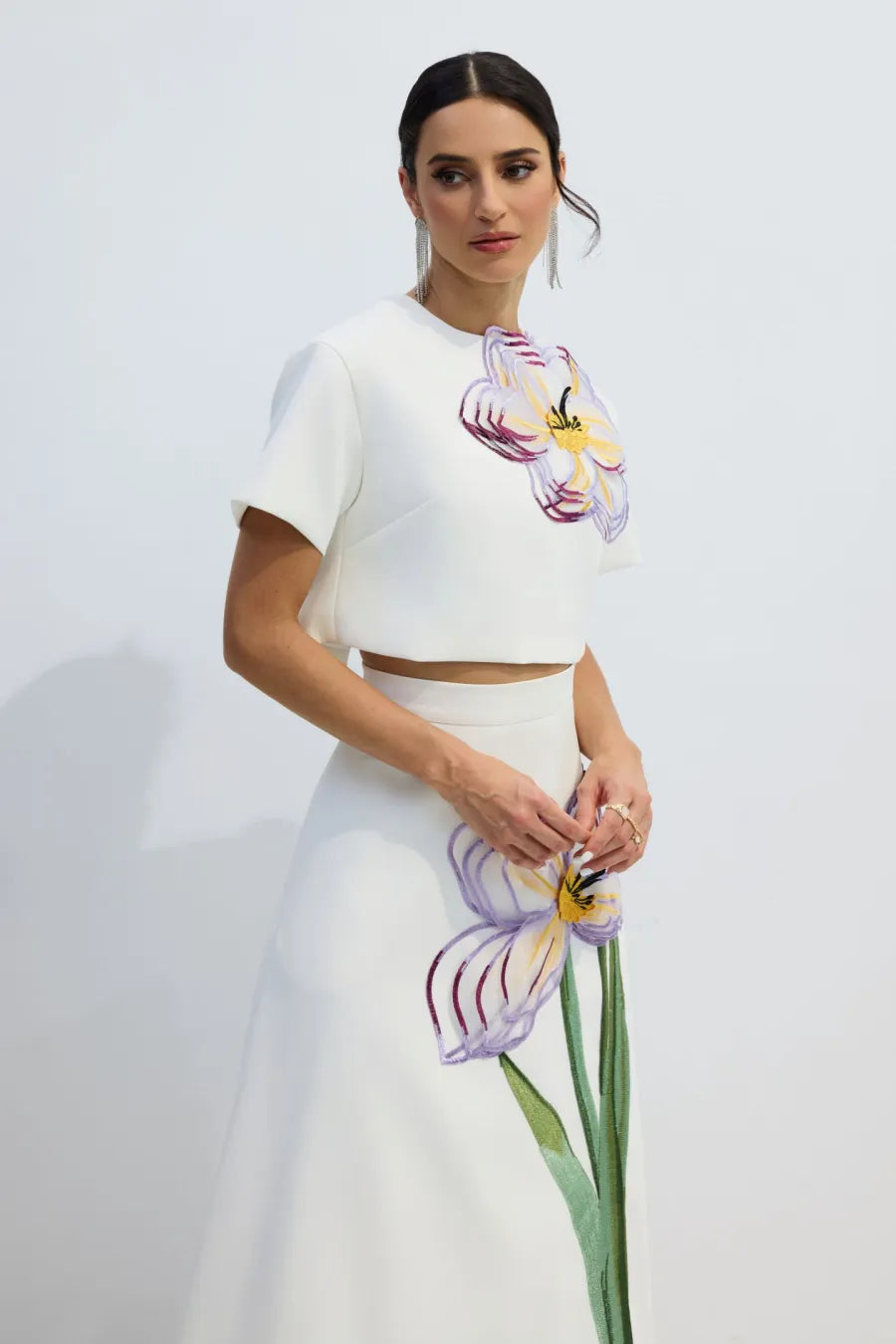 Conjunto de Top de Manga Corta con Apliques Florales Angelica y Falda