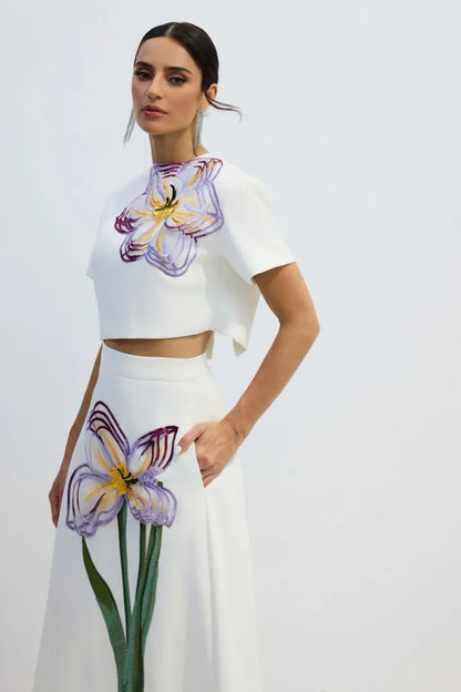 Conjunto de Top de Manga Corta con Apliques Florales Angelica y Falda